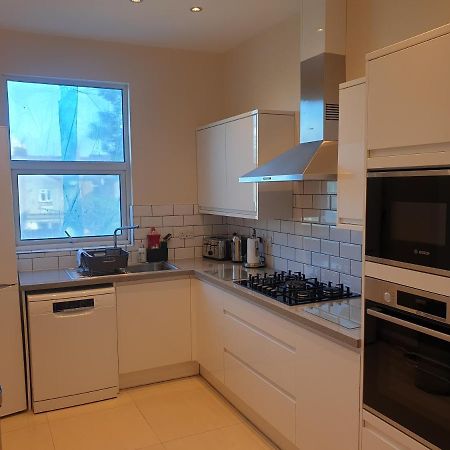London Luxury Spacious 2 Bedroom Apartment 4 Mins From Ilford Stn. Free Parking Extérieur photo
