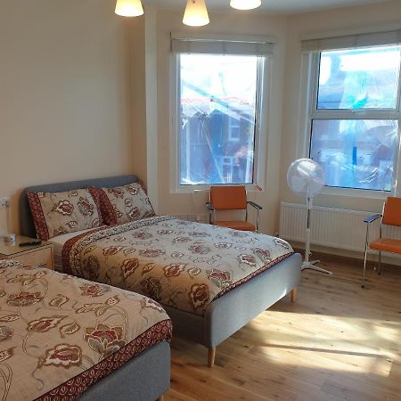 London Luxury Spacious 2 Bedroom Apartment 4 Mins From Ilford Stn. Free Parking Extérieur photo