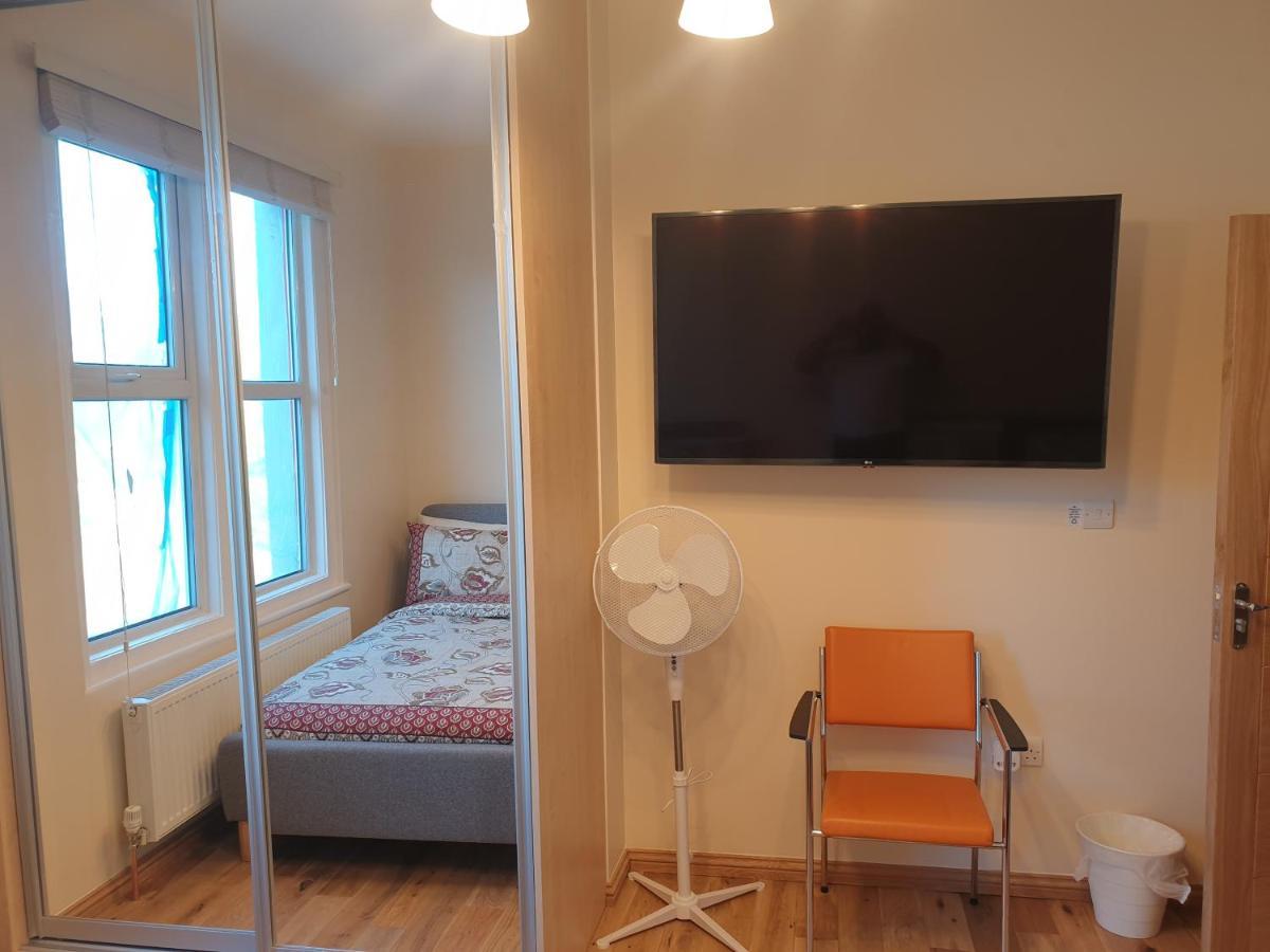 London Luxury Spacious 2 Bedroom Apartment 4 Mins From Ilford Stn. Free Parking Extérieur photo