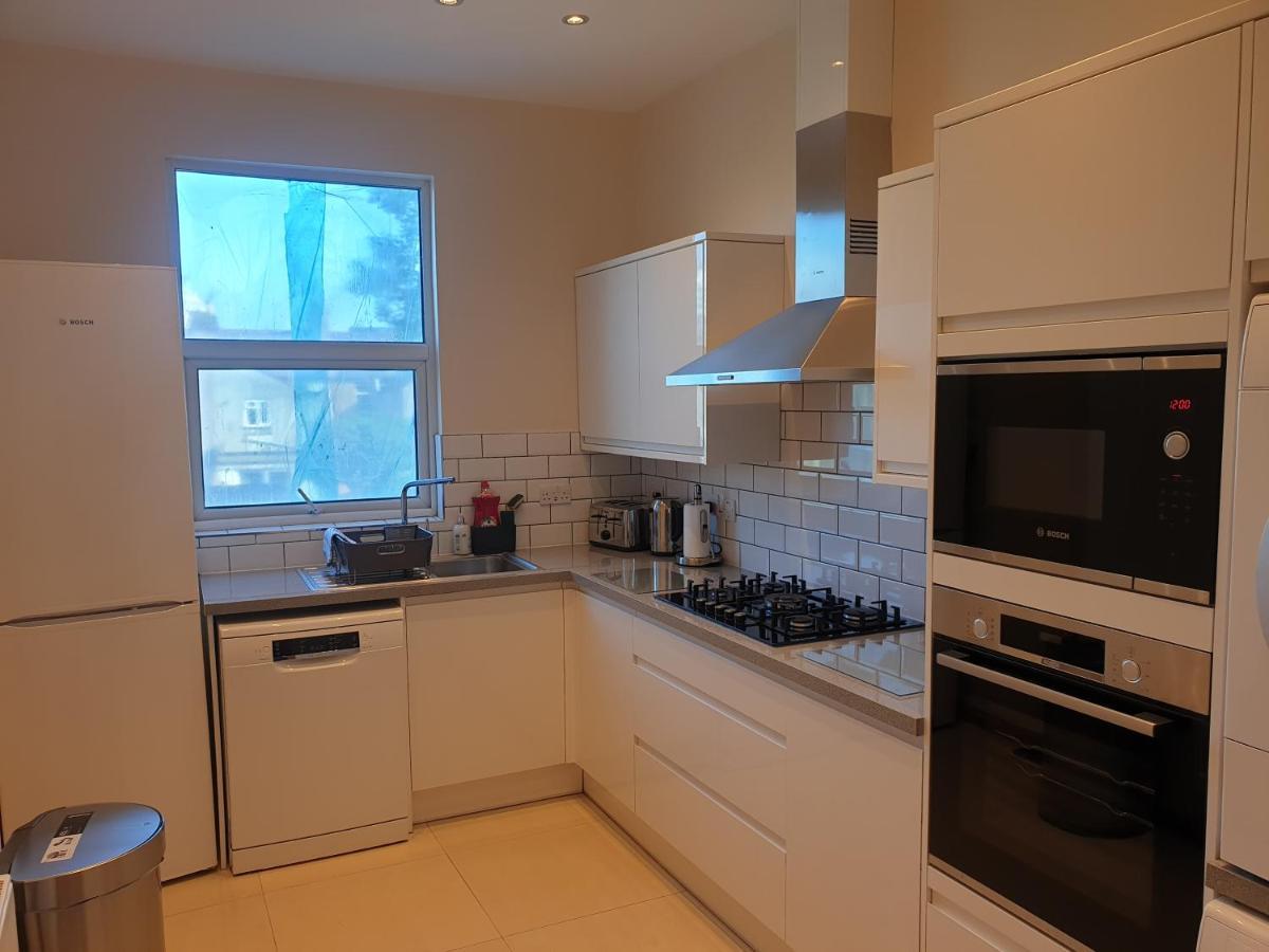 London Luxury Spacious 2 Bedroom Apartment 4 Mins From Ilford Stn. Free Parking Extérieur photo