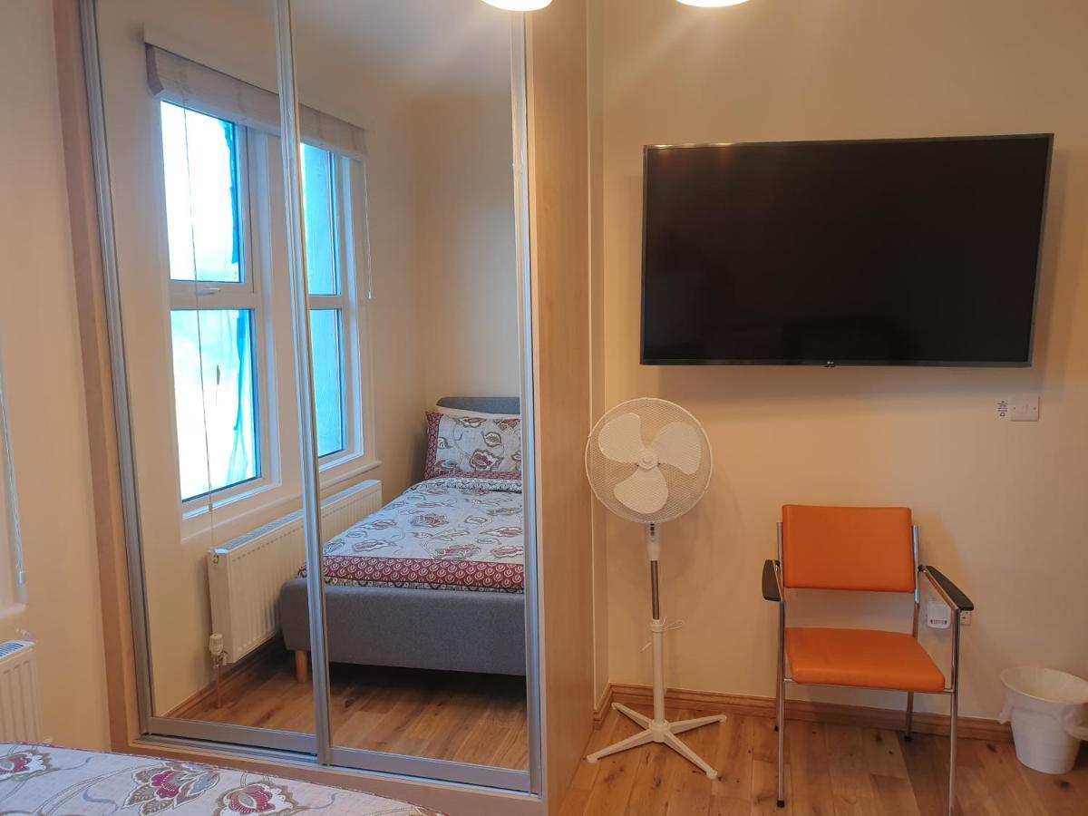 London Luxury Spacious 2 Bedroom Apartment 4 Mins From Ilford Stn. Free Parking Extérieur photo