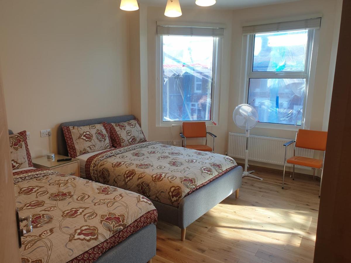 London Luxury Spacious 2 Bedroom Apartment 4 Mins From Ilford Stn. Free Parking Extérieur photo