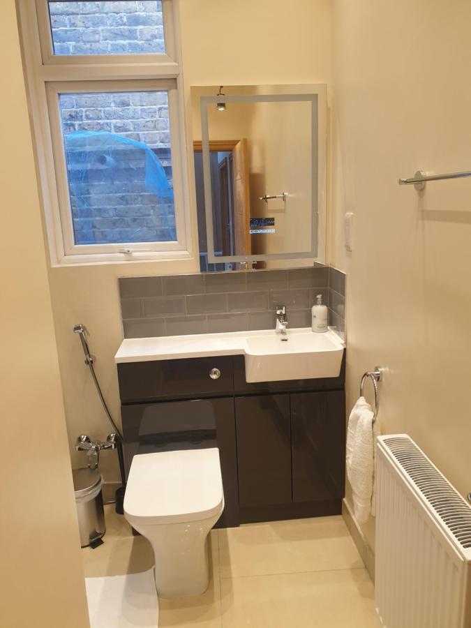 London Luxury Spacious 2 Bedroom Apartment 4 Mins From Ilford Stn. Free Parking Extérieur photo