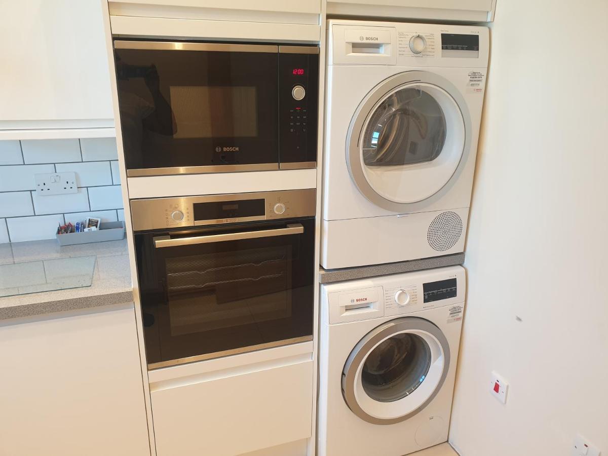 London Luxury Spacious 2 Bedroom Apartment 4 Mins From Ilford Stn. Free Parking Extérieur photo