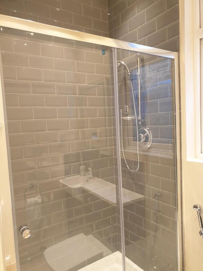 London Luxury Spacious 2 Bedroom Apartment 4 Mins From Ilford Stn. Free Parking Extérieur photo